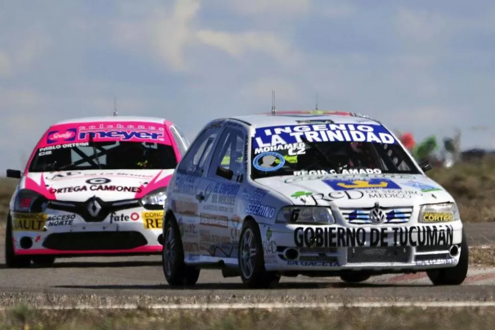 A LOS ESCAPES. Mohamed y Ortega anduvieron casi pegados durante buena parte de la serie. Al final, hubo un toque del piloto del Renault Clio al del VW Gol. 