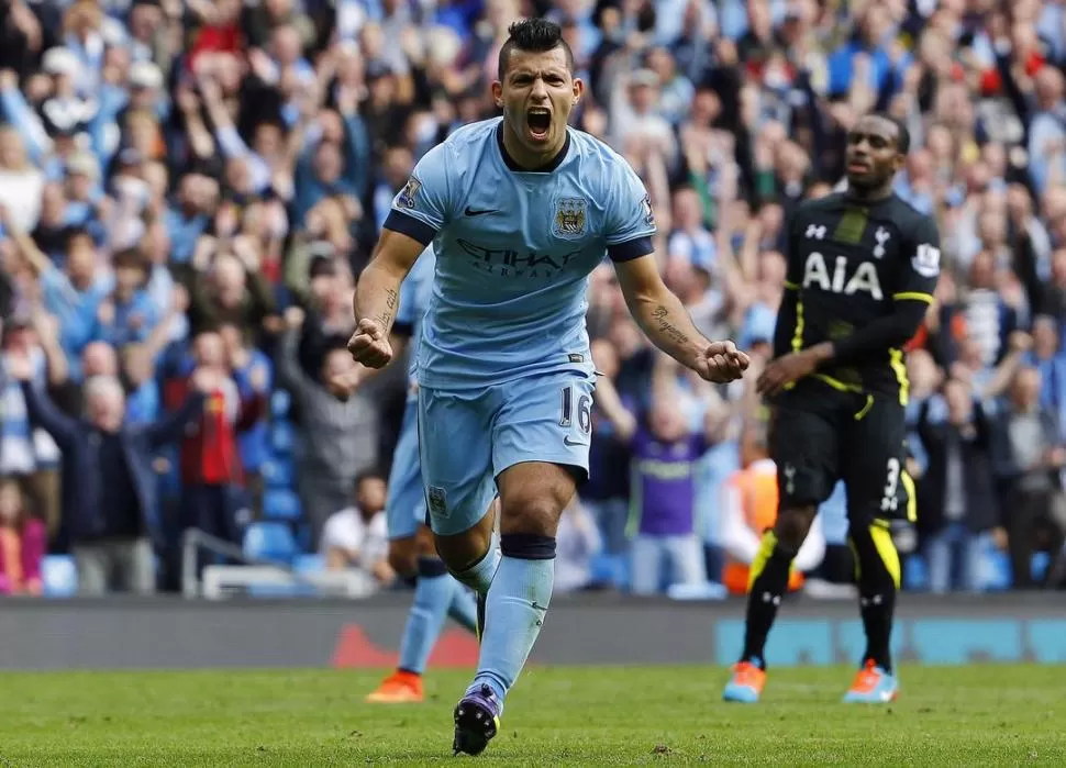 CON FURIA. Agüero, figura del partido, festeja durante la goleada a Tottenham.  