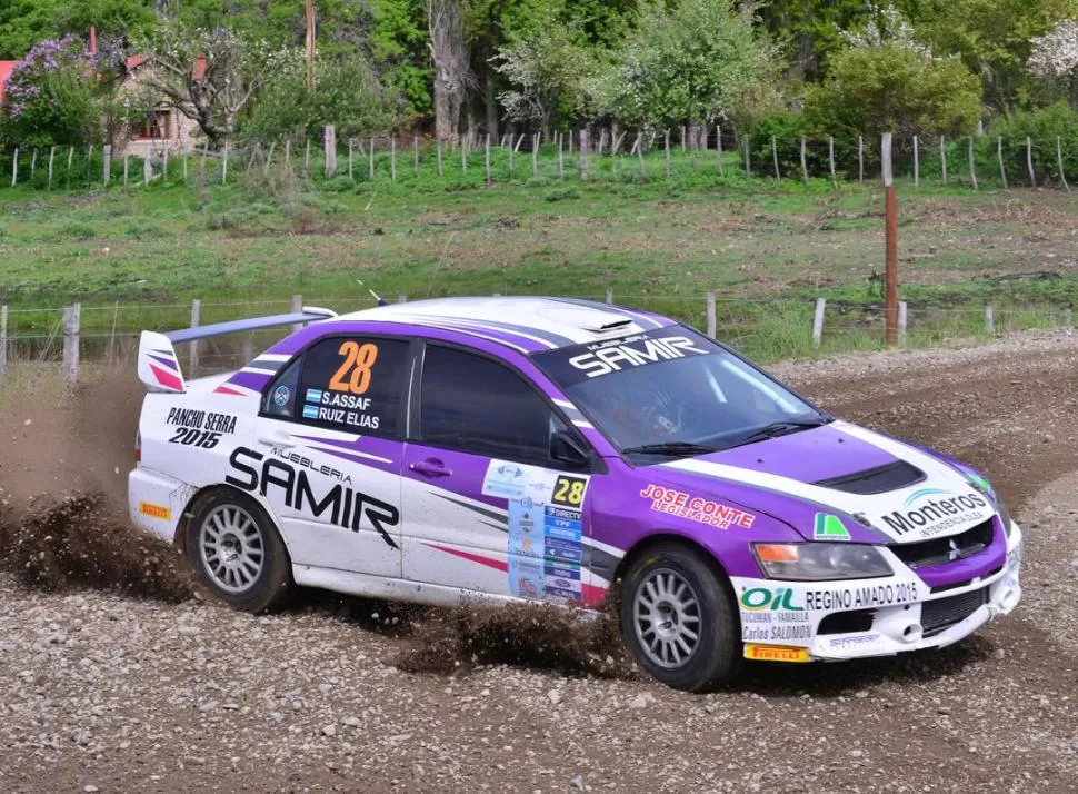 BAJO CONTROL. El Mitsubishi toma a toda marcha una curva en el camino. El monterizo se lució en su manejo. 