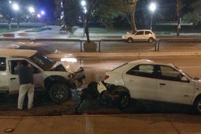 Una camioneta embistió dos autos estacionados frente al parque 9 de Julio