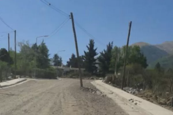 Insólito: un poste de la luz en medio de la calle