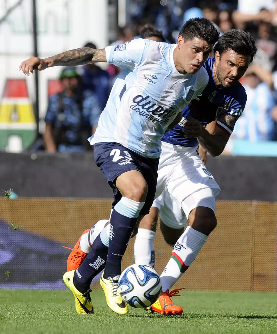 BOU AL GOL. El autor del segundo tanto de Racing va con el balón; Cubero marca. 