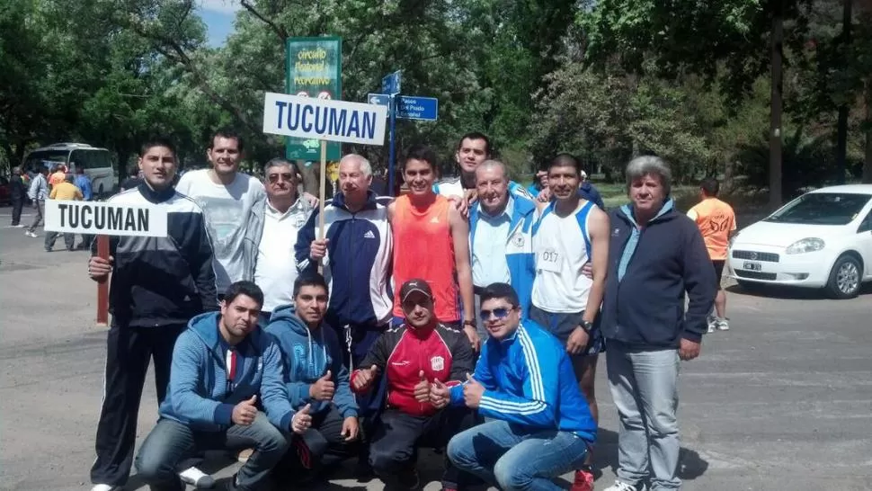 CUMPLIERON. Pérez, Marín y los integrantes del plantel de basquetbol. 