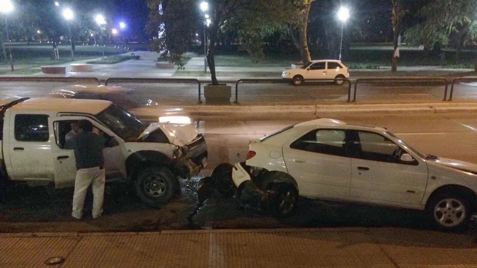 Una camioneta embistió dos autos estacionados frente al parque 9 de Julio