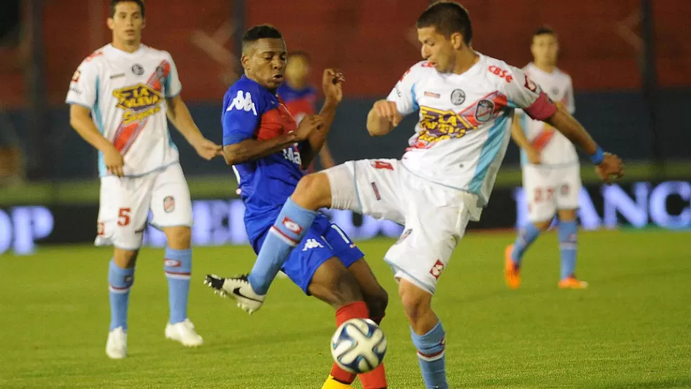 CUERPO A CUERPO. Tigre y Arsenal no se sacaron ventajas y empataron 1 a 1 en Victoria. TELAM