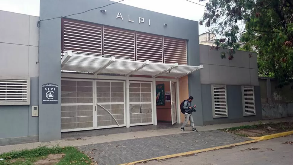 ROBO POR DUPLICADO. Los delincuentes rompieron la tela del portón para ingresar; escaparon por el fondo del establecimiento. 