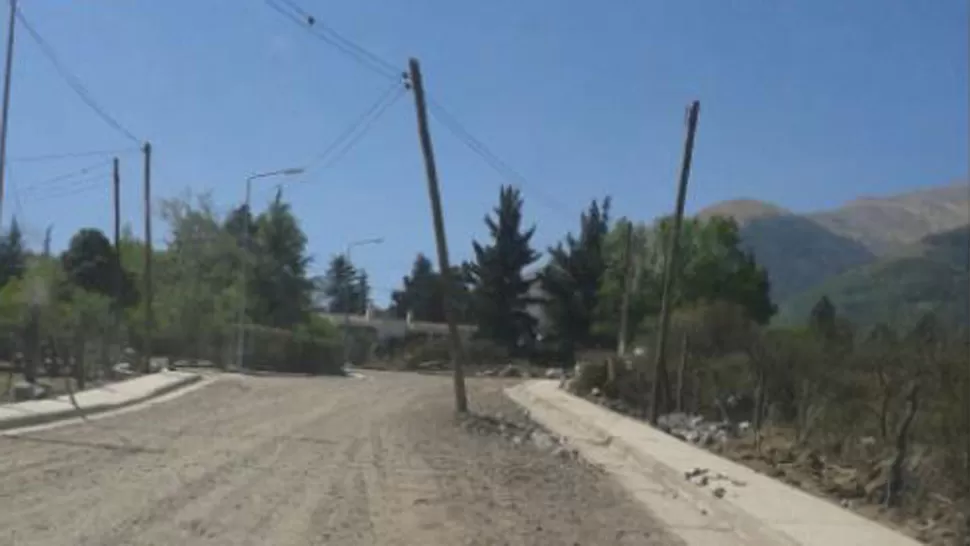 Insólito: un poste de la luz en medio de la calle