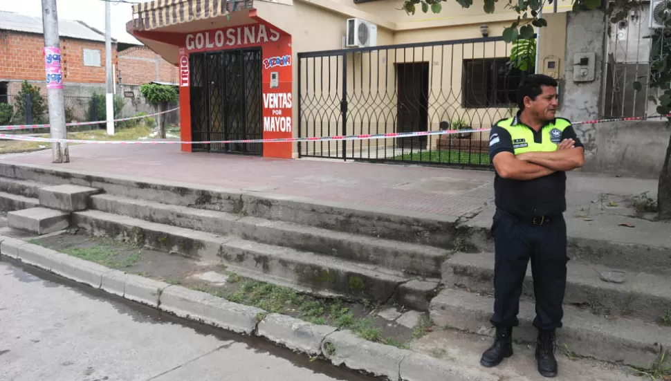 LA ESQUINA DEL ATAQUE. En avenida Independencia y pasaje Morente se encuentra la distribuidora donde trabaja el hombre herido. LA GACETA / FOTO DE ANTONIO FERRONI  