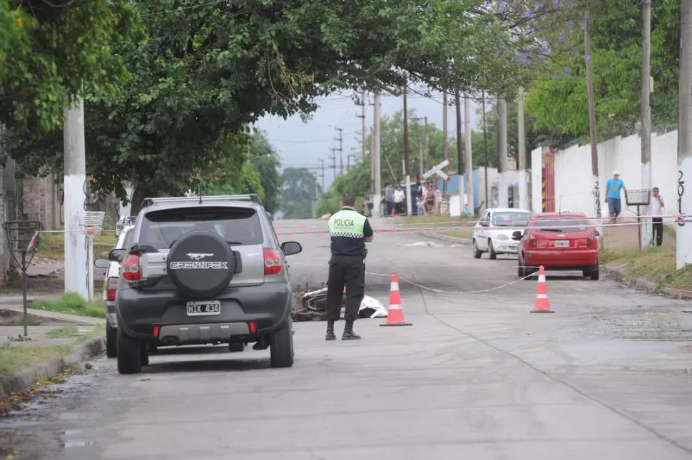 HALLAZGO. Edgardo Cejas condujo herido la moto en la que circulaba hasta caer en Alberdi y Fortunata García, donde lo hallaron muerto. la gaceta / foto de franco vera