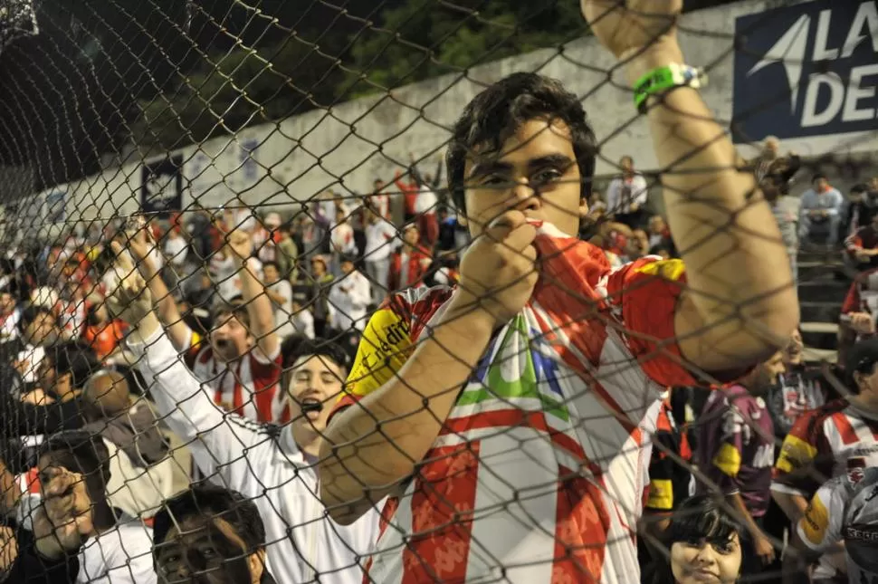 AMOR INCONDICIONAL. Un fanático, de los casi 400 que coparon el “Gigante del Norte”, se besa la camiseta roja y blanca y luego siguió alentando al equipo pese a perder con un penal sobre la hora. 