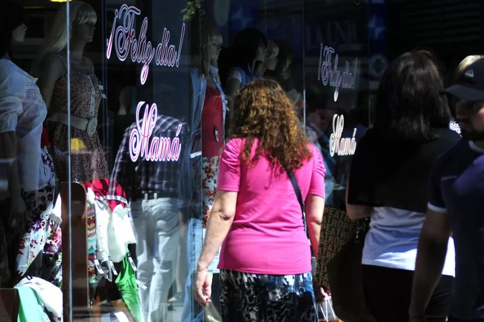 CUIDADO. El público privilegió las ofertas y las compras en varias cuotas. la gaceta / foto de ANALIA JARAMILLO 