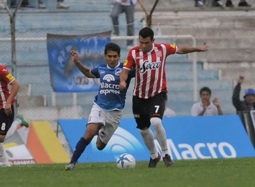 LO HIZO BIEN. Maximiliano Velasco se saca su marca de encima y se manda; el delantero marcó el 1-1, pero no alcanzó. 