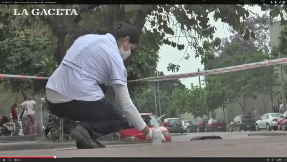 INVESTIGACIÓN. La Policía científica trabajó en el lugar en el que ocurrió el robo recabando pruebas que pudieran servir para identificar al asaltante prófugo. la gaceta / alvaro medina (captura de video)