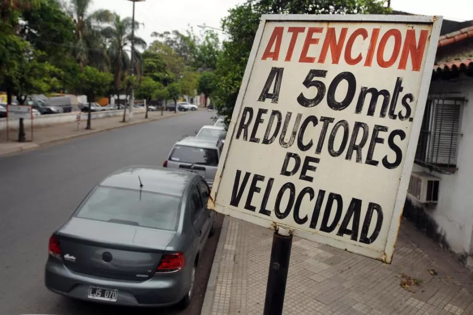 QUEDÓ EL CARTEL. Los reductores desaparecieron cuando se asfaltó la calle; además, otro cartel indica que la máxima es 40km/h, pero apenas se ve. la gaceta / foto de inés quinteros orio