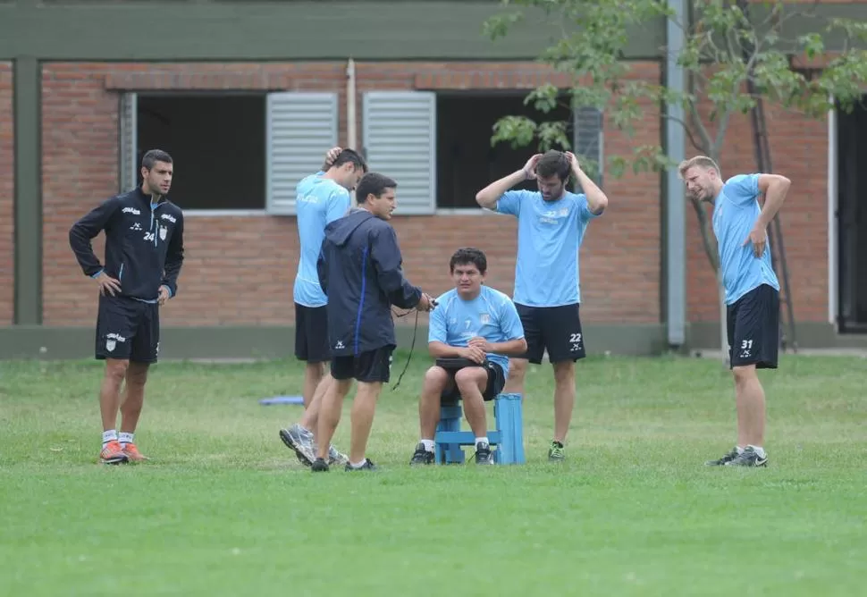 ¿CÓMO LO RESOLVEMOS? Grahl, Malagueño, Mustafá (uno de los preparadores físicos), Rodríguez (sentado), Romat y Menéndez, durante un alto en el entrenamiento de ayer en el complejo Ojo de Agua.  