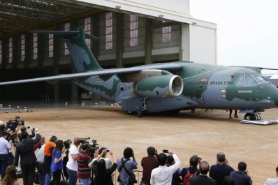 Presentan el avión militar Embraer KC-390