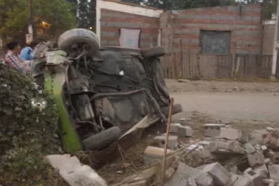 Un auto derribó la tapia de una casa y se detuvo a un metro del dormitorio
