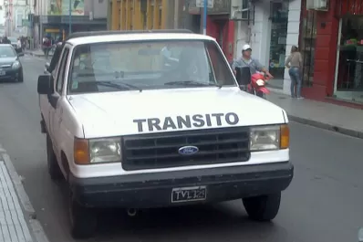 Una camioneta de Tránsito no cumple con la ley y circula con una patente adulterada