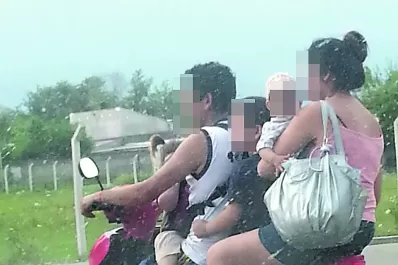 Toda la familia a bordo de una moto