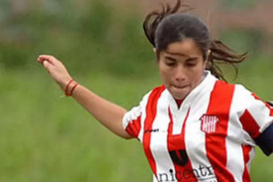 FIGURA. Noelia Gramajo genera el juego en las santas.