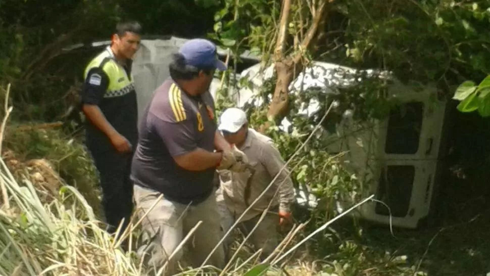 COLABORACIÓN. Un lector registró al personal de la comuna de Atahona ayudando a sacar la camioneta. foto gentileza