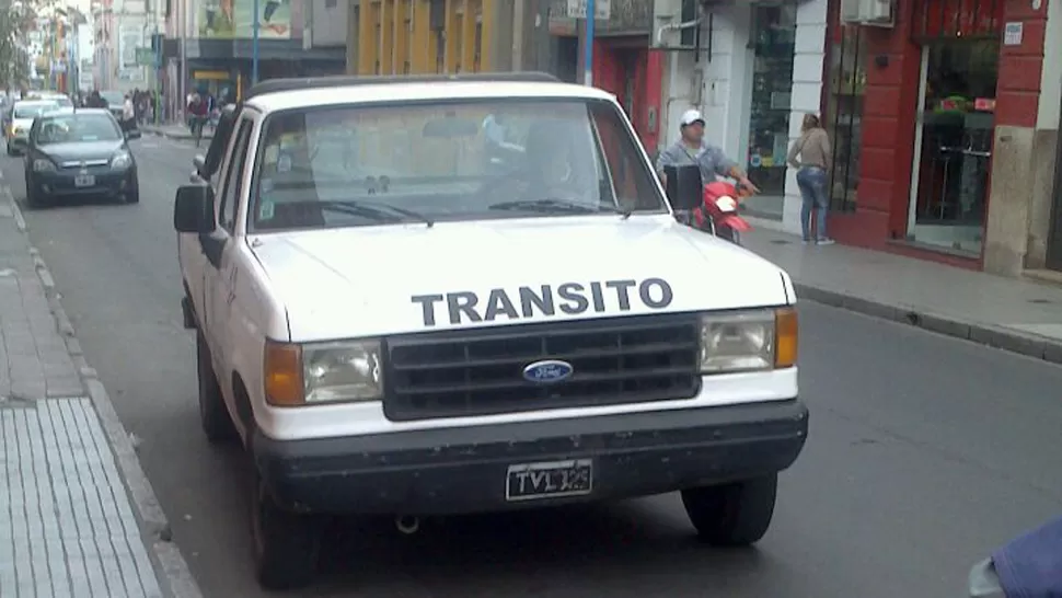 ADULTERADA. La chapa de la camioneta no es la patente reglamentaria.