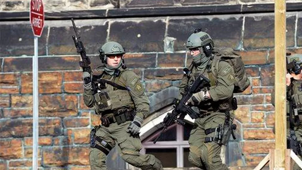 OPERATIVO. Las fuerzas de seguridad cerraron la zona. FOTO DE @AP