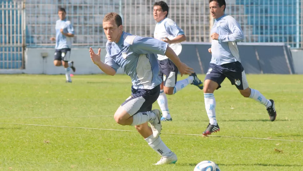 LA PRIMERA. El volante central esperó 13 partidos para poder jugar sus primeros minutos. ARCHIVO LA GACETA