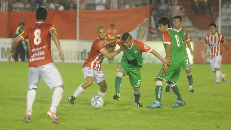 DUELO INTENSO. San Martín y San Jorge juegan por la Copa Argentina. Los Santos sacaron ventajas en los primeros minutos del segundo tiempo. LA GACETA / FOTO DE ANTONIO FERRONI