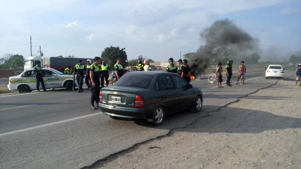 Cortaron la autopista Circunvalación por falta de agua en su barrio