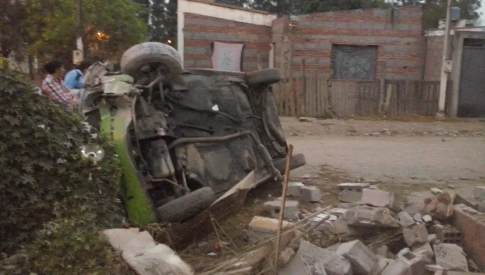 Un auto derribó la tapia de una casa y se detuvo a un metro del dormitorio