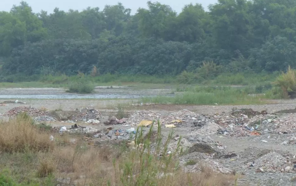 SOLO ESCOMBROS Y BASURA. A la vera del río Gastona había un balneario que se esfumó hace un tiempo. 