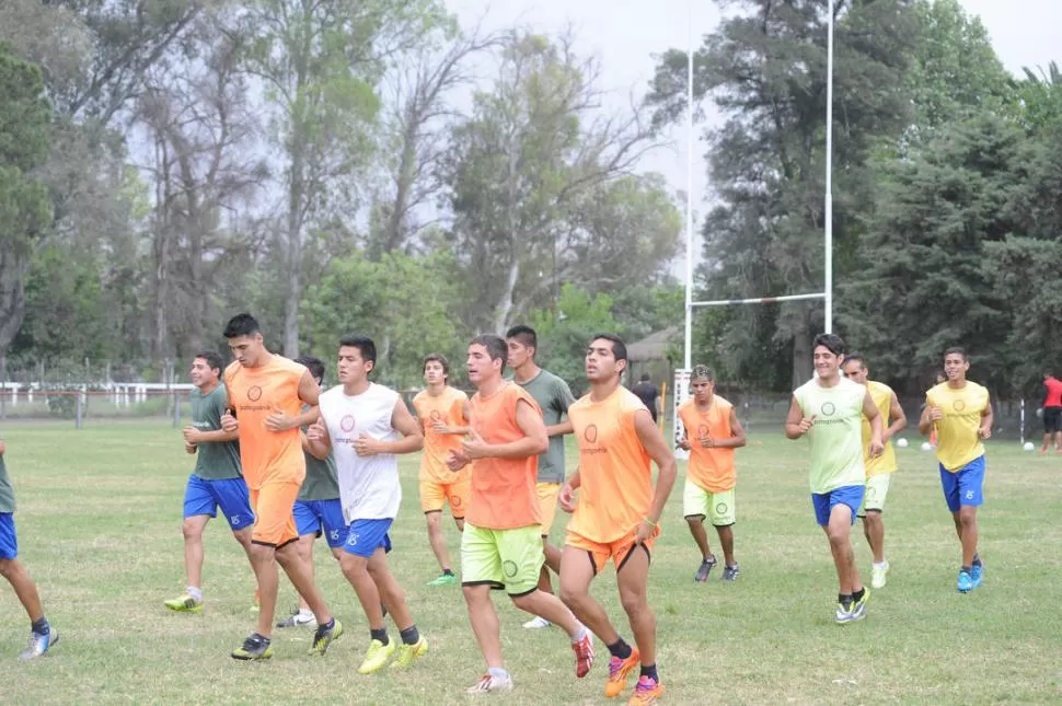 A JUGAR. Marcos Soria -derecha- trota con Jorge Morales, que estará en el banco. 