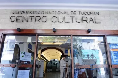 La hija mimada del rector Virla se cuelga el collar de perlas