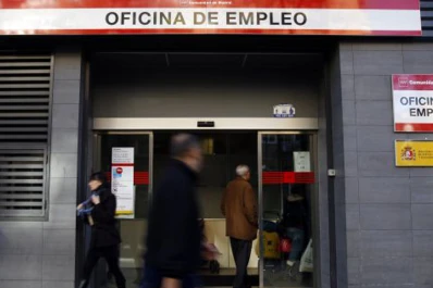 La tasa del desempleo en España bajó al 23,67 %