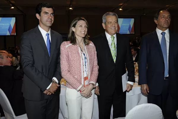 En IDEA sostienen que el Gobierno sólo busca bajar la fiebre de la economía, porque no pueden curarla