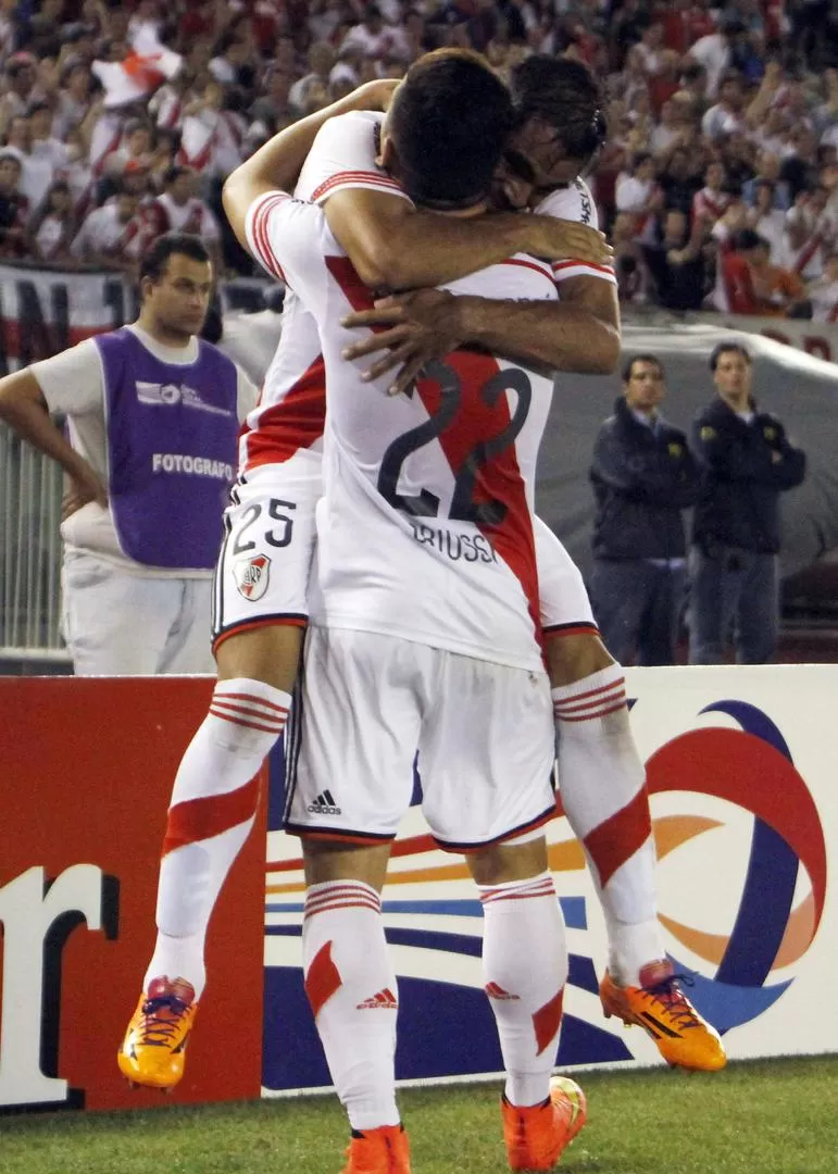  ¡VENGA ESE ABRAZO! Sebastián Driussi (22) felicita a Gabriel Mercado por la apertura del marcador del “millonario”. REUTERS