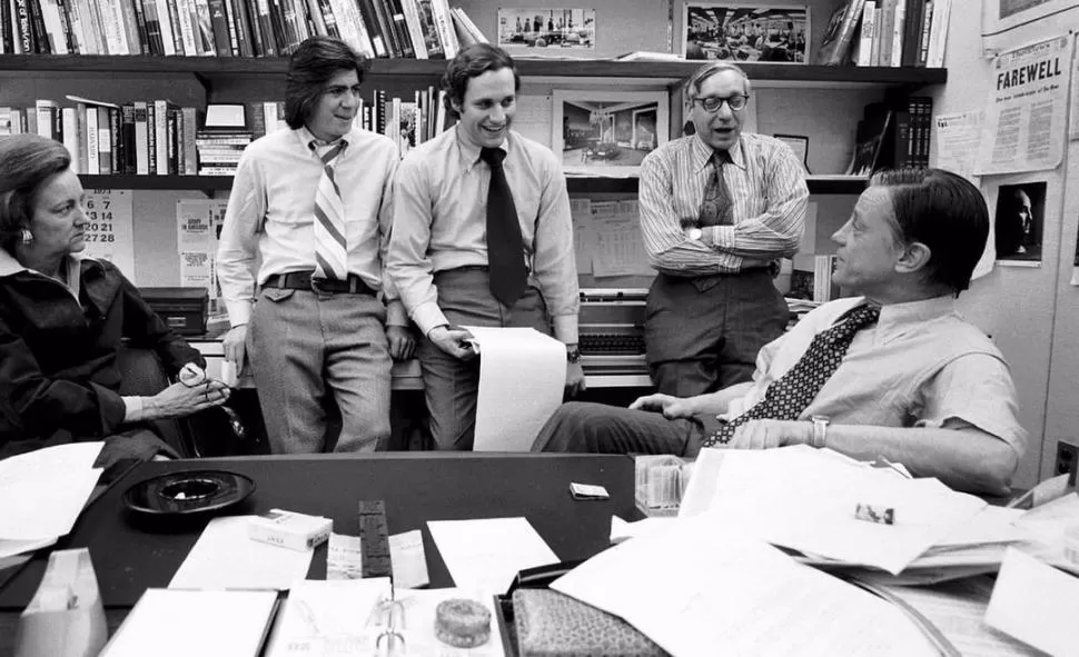 PARTE DE LA HISTORIA. De izquierda a derecha, la propietaria del diario, Katherine Graham, los reporteros Carl Bernstein y Bob Woodward, el subdirector Howard Simons y el director Ben Bradlee. archivo Washington Post