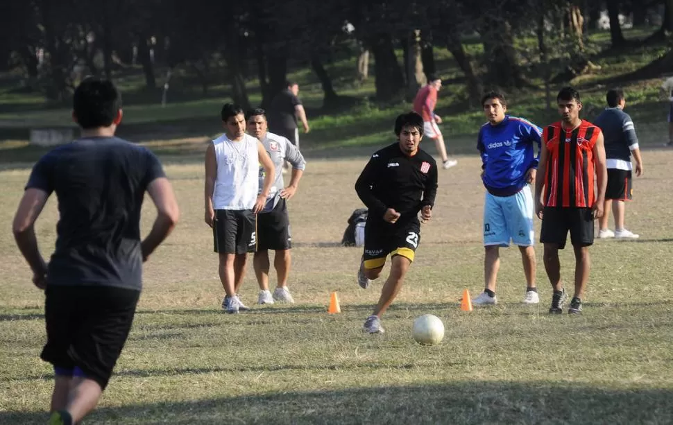 MARCA EL RITMO. Vega es importante en el engranaje futbolístico de Lastenia. 