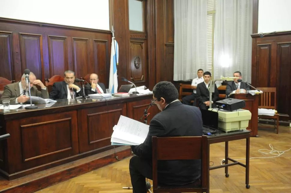 PERITO. El comisario Páez explica la tarea que hicieron en el lugar del ataque. la gaceta / foto de héctor peralta