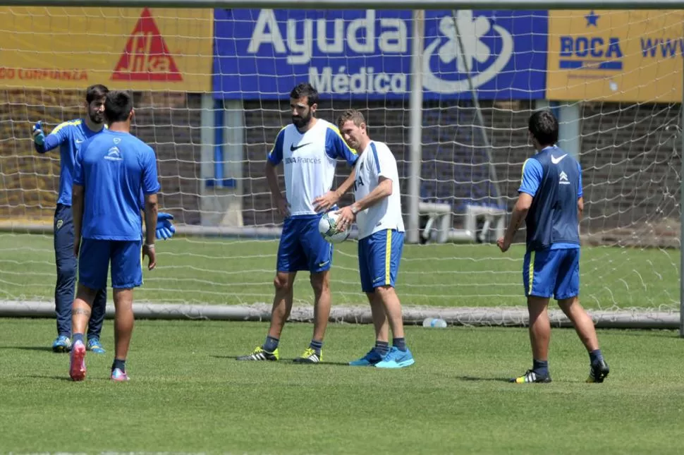 LES SOBRA FE. Arruabarrena (con la pelota) habla junto con Echeverría y otros dos jugadores, pensando en vencer a Capiatá. 