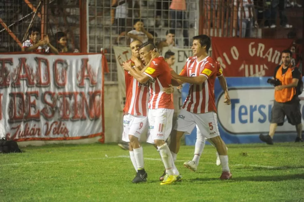 PURO FESTEJO. Carlos Chacana abraza efusivameante a Facundo Silva mientras Matías Fernández llega para sumarse a la celebración de sus compañeros. LA GACGETA / ANTONIO FERRONI