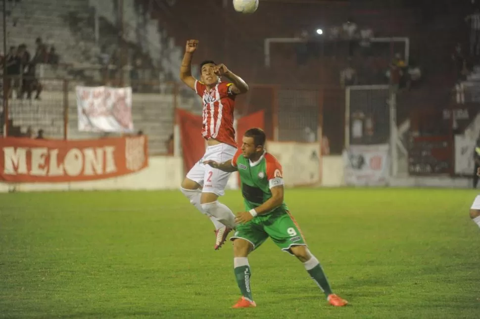 FUE MÁS. Facundo Rivero, que le gana a Alejandro Toledo arriba, jugó un gran partido y aportó presencia en el fondo “santo”. 