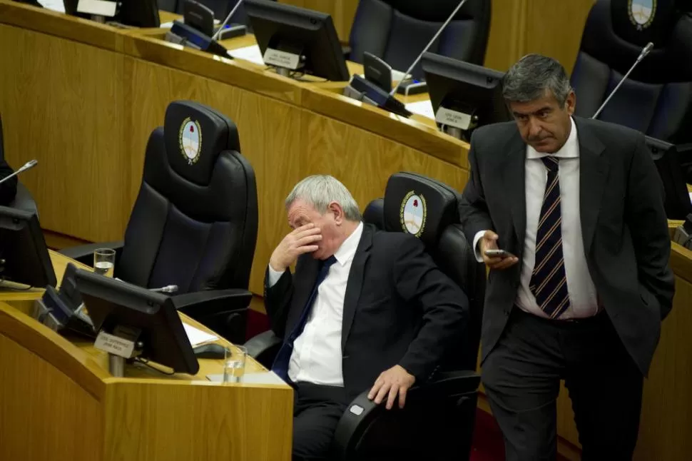 REFERENTES. José Gutiérrez (sentado) comparte fila en el recinto con Sisto Terán, quien colaboró con el planteo. prensa legislatura / CARLOS VILLAGRA