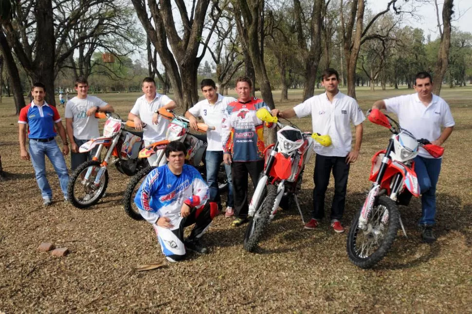 HAY EQUIPO. “Fede” Quesada, Martín Mercado, Matías Giampietri, José Correa, Damián Zavadivker, Pablo Mercado, Gabriel Zingale (de izquierda a derecha) y Emmanuel Guevara (abajo) esperan por acción. 