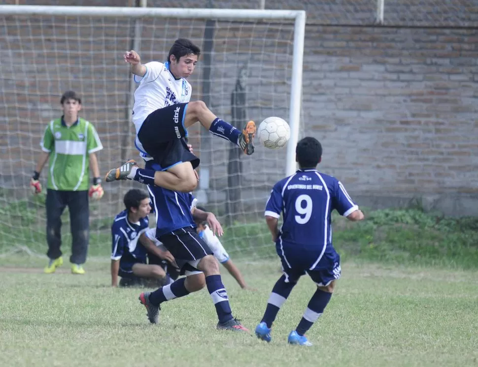 CLASE 97. Atlético y Argentinos del Norte A contaron con situaciones, pero no pudieron marcarse.  