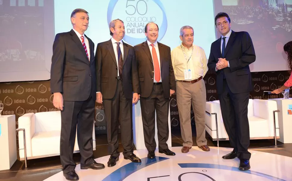 EN DEBATE. Los precandidatos presidenciables Hermes Binner, Julio Cobos, Ernesto Sanz y Sergio Massa, junto con el presidente de IDEA, Miguel Blanco. prensa idea