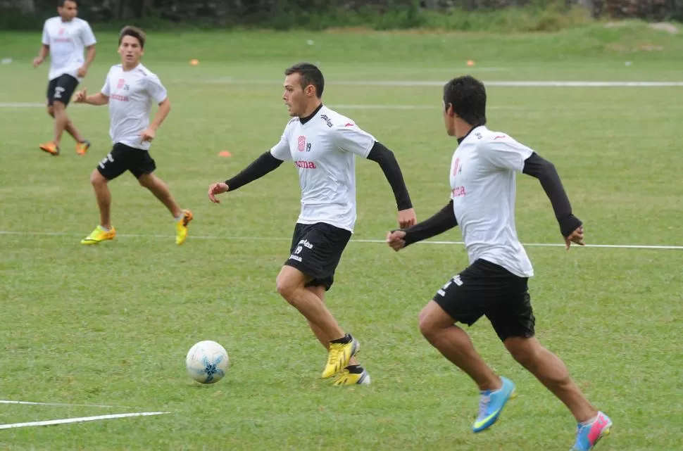 ENTUSIASMADOS. Carlos y Lucas Chacana se sintieron conformes por haber tendido la chance de jugar ante San Jorge. la gaceta / fotos de hector peralta (archivo)