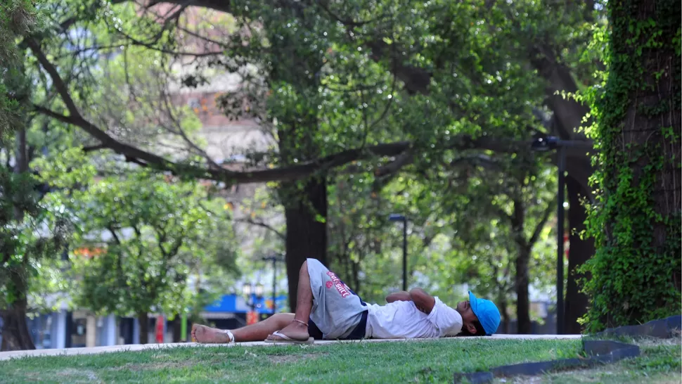 BOCHORNOSO. Cualquier artilugio servirá para escapar del calor. ARCHIVO LA GACETA