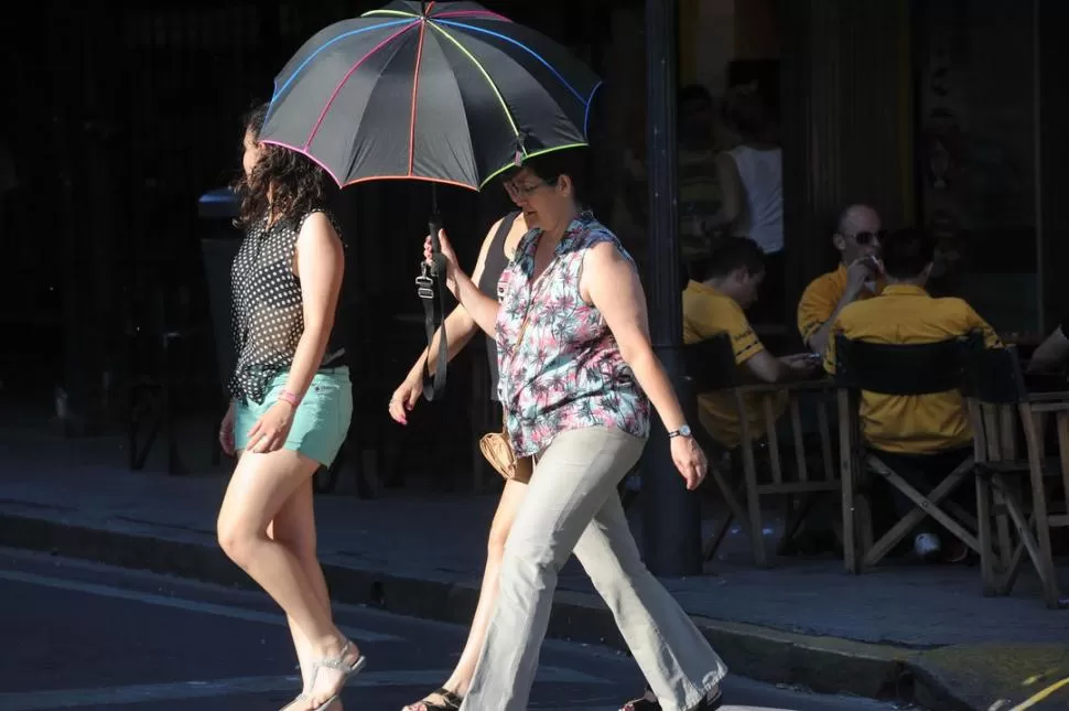 A CUIDARSE. El pronóstico del SMN indica que para hoy se esperan temperaturas elevadas en Tucumán. la gaceta / foto de héctor peralta